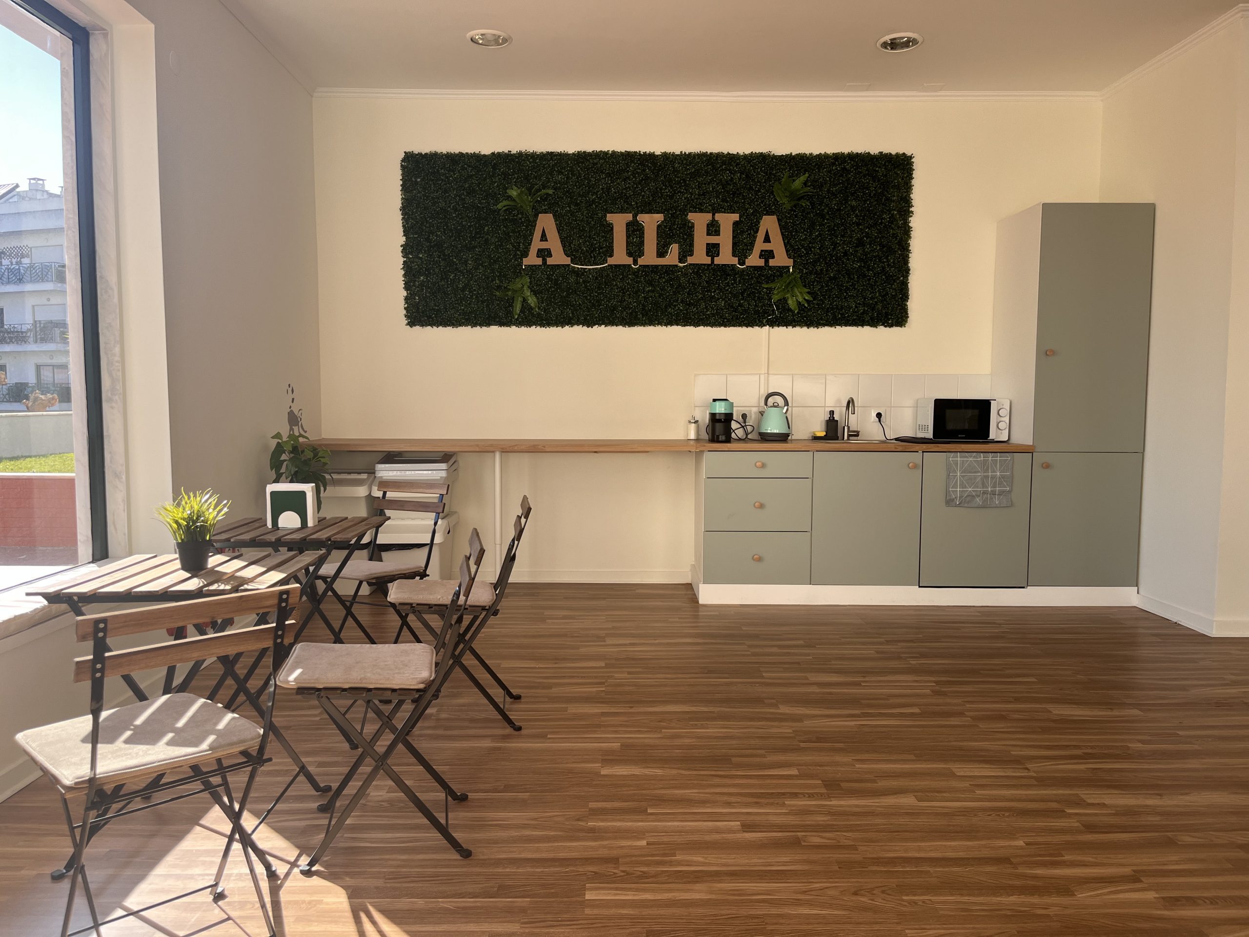 Adulto a trabalhar e criança a brincar no espaço A Ilha